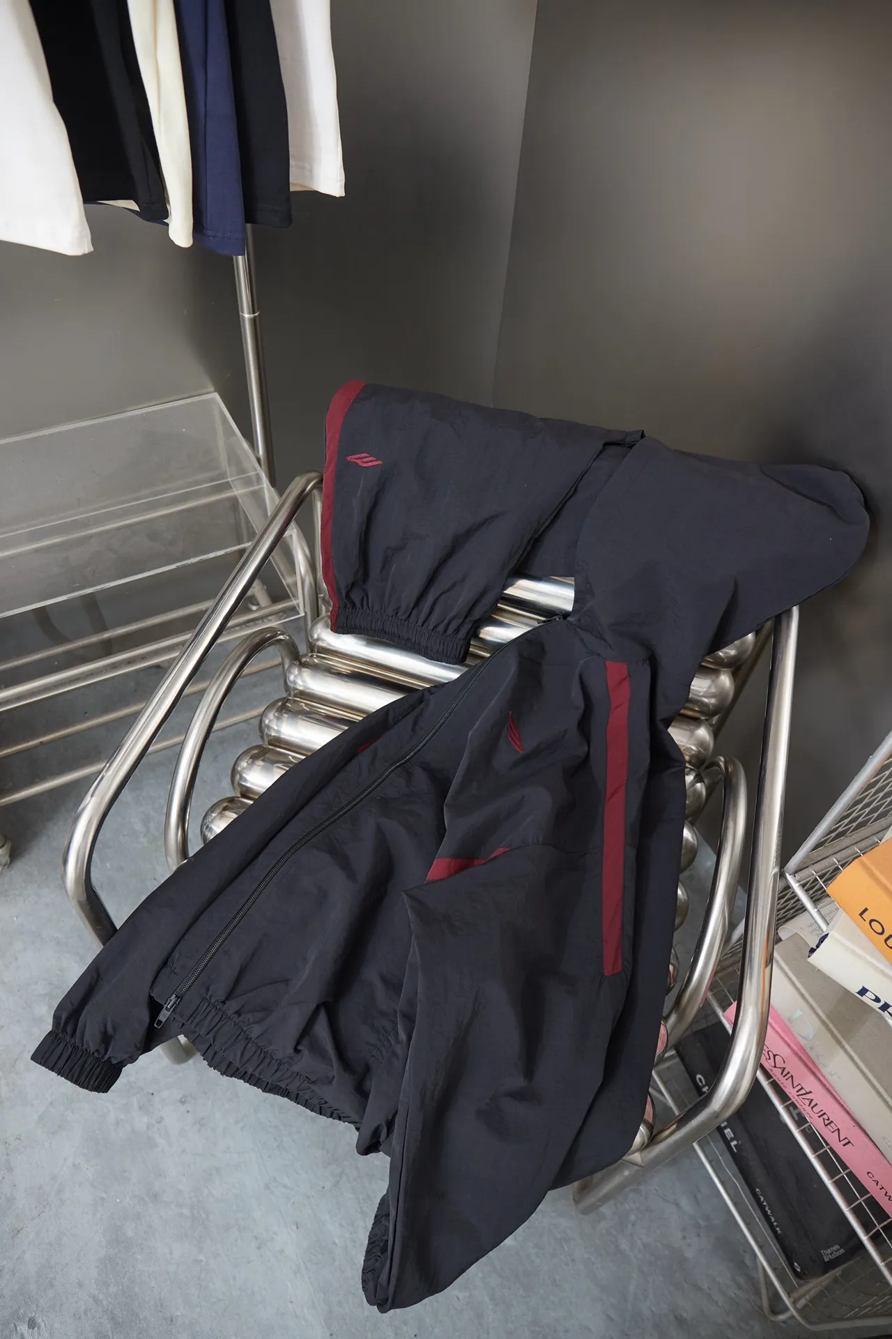 Balenciaga 𝘽𝘼𝙇𝙀𝙉𝘾𝙄𝘼𝙂𝘼 BLCG 26SS 3M black and red stitching embroidered hooded sports suit Light luxury essential item for daily commuting for men and women Correct version Welcome to compare Detailed features · Customized matt Taslan jacket fabric · The fabric has undergone a waterproof coating process · The interior is made of three-grade polyester bird's eye mesh · OS ultra-loose silhouette design · Side zipper pockets Small stand-up collar design · Internal zipper pocket design · Elastic waistband design at the hem · Customized molded hardware zipper Jacket double puller design · Tajima high-speed embroidery machine 10000 needle three-dimensional · Double side pockets on trousers · Original main mark washed tag brand packaging Color: Black Size: 46/48/50/52